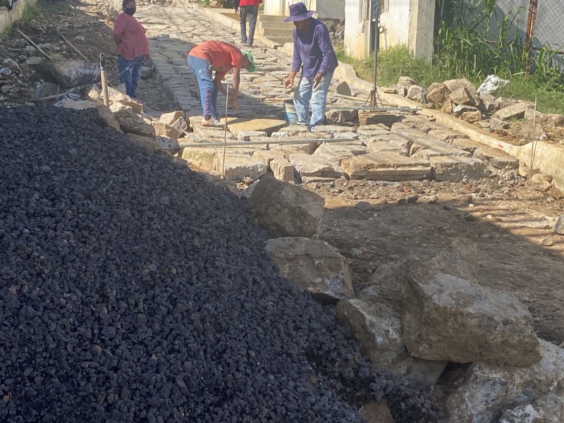 Vecinos de la 21 de marzo pavimentan su calle