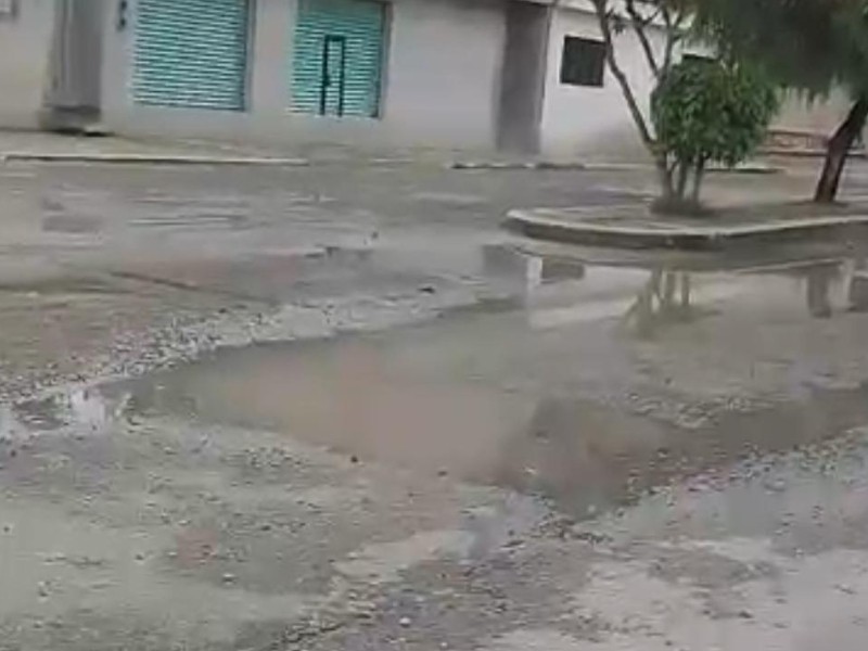 Vecinos de la 40 oriente piden reparar enormes baches