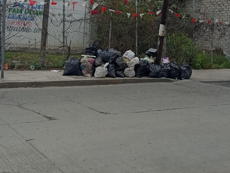 Vecinos de la 6 oriente sacan basura a vía publica