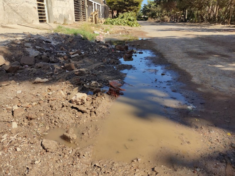 Vecinos de la 92 en Guasave denuncian fugas de drenaje