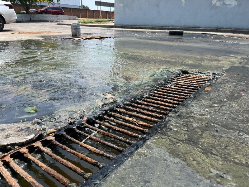 Vecinos de la CANACO solicitan atención a drenajes