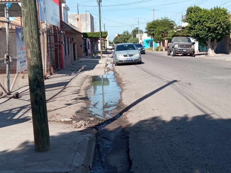 Vecinos de la colonia 72 piden atención a drenajes colapsados