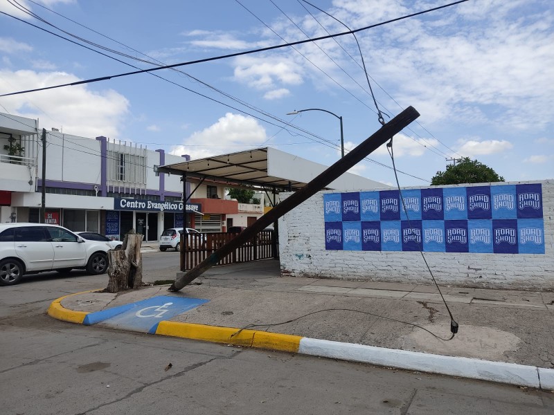 Vecinos de la colonia centro denuncian poste de telefonía caído