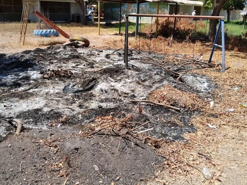 Vecinos de la colonia cortinas toman kinder como basurero