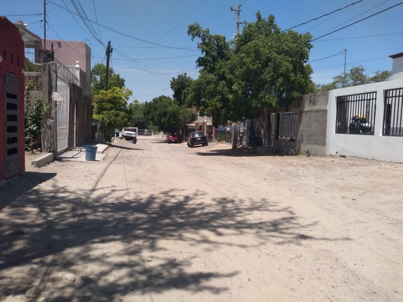 Vecinos de la colonia Insurgentes piden pavimentación de calle Rafael