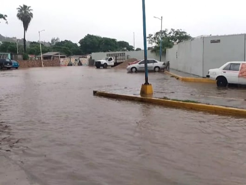 Vecinos de la colonia las brisas afectados por lluvias