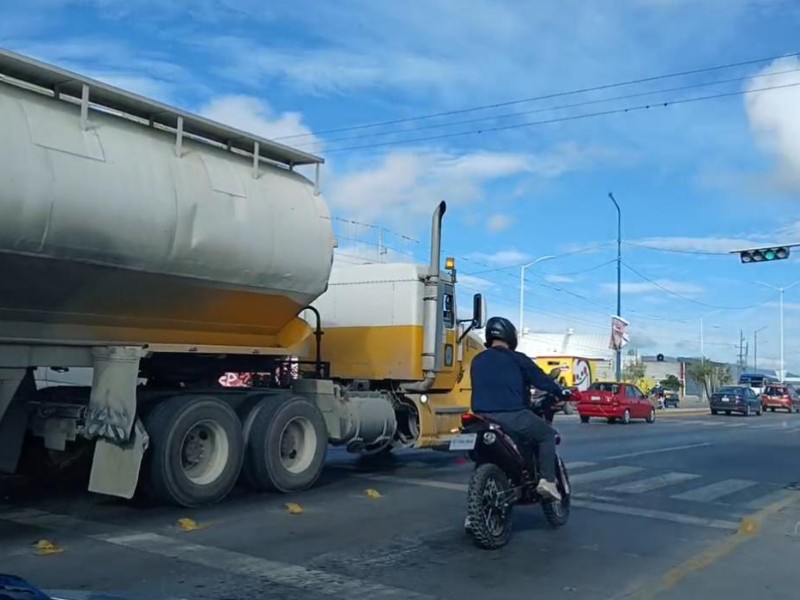 Vecinos de la Colonia Manantiales piden seguridad en crucero