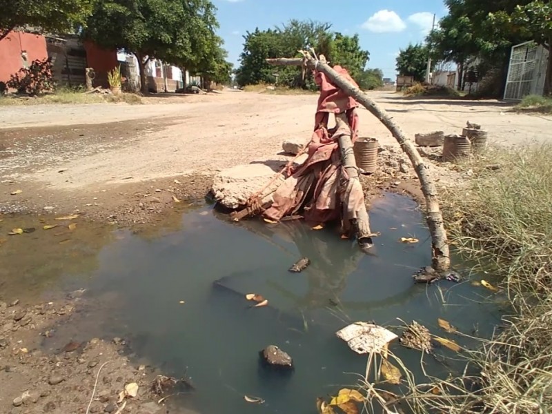 Vecinos de la colonia México exigen solución a drenajes colapsados