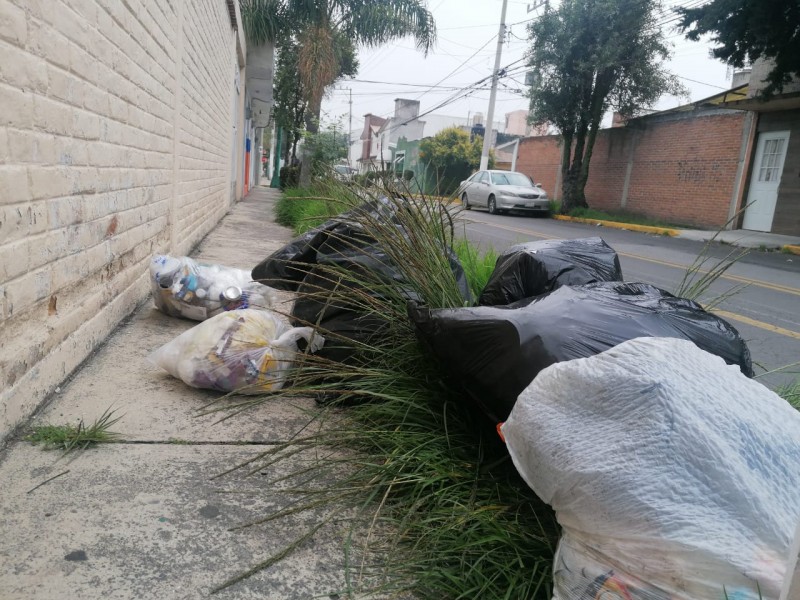 Vecinos de la colonia Morelos convierten banquetas en tiraderos