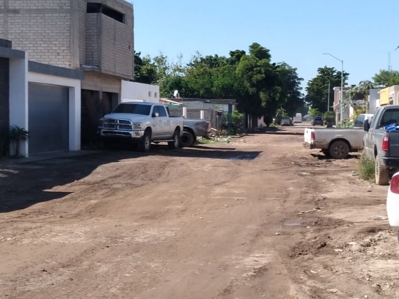 Vecinos de la colonia Nuevo Guasave exigen reparar calles destrozadas