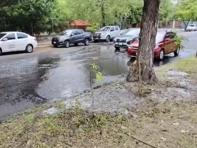 Vecinos de la colonia Oriental exigen reparación de dos fugas de agua