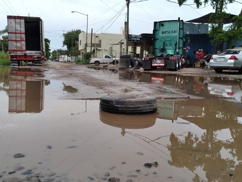 Vecinos de la colonia Valle del Sol urgen reparar calles