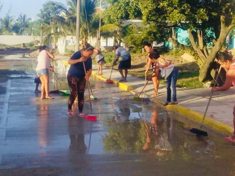 Vecinos de la Dante Delgado rescatan zonas públicas en Tamiahua