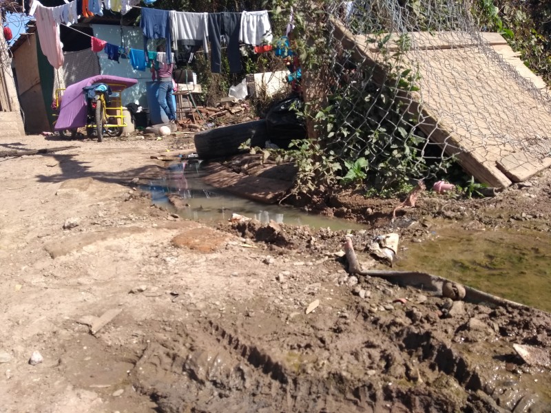 Vecinos de la Ferrusquilla viven entre aguas negras