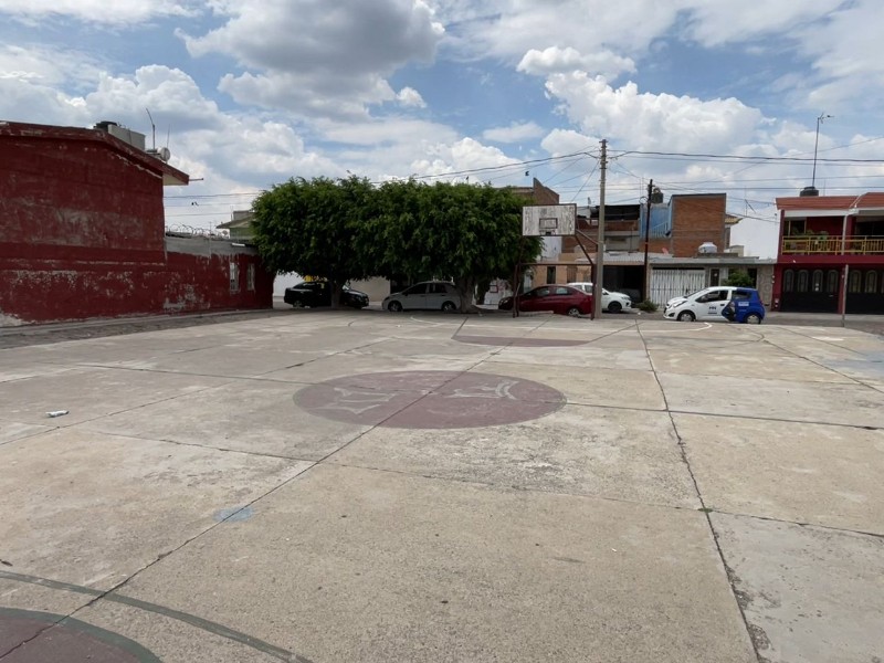 Vecinos de la Infonavit 2 exigen alumbrado en canchas deportivas