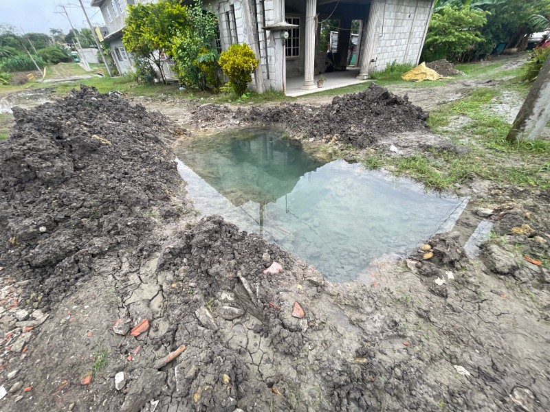 Vecinos de la Manuel Azueta bloqueados por fuga de agua