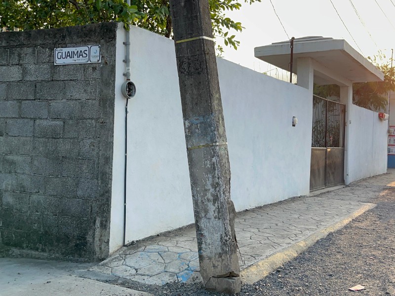 Vecinos de La Mata solicitan reparación urgente de poste de luz