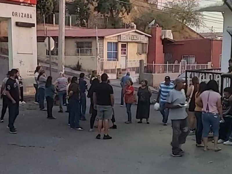 Vecinos de la Orizaba bloquean calle por falta de agua