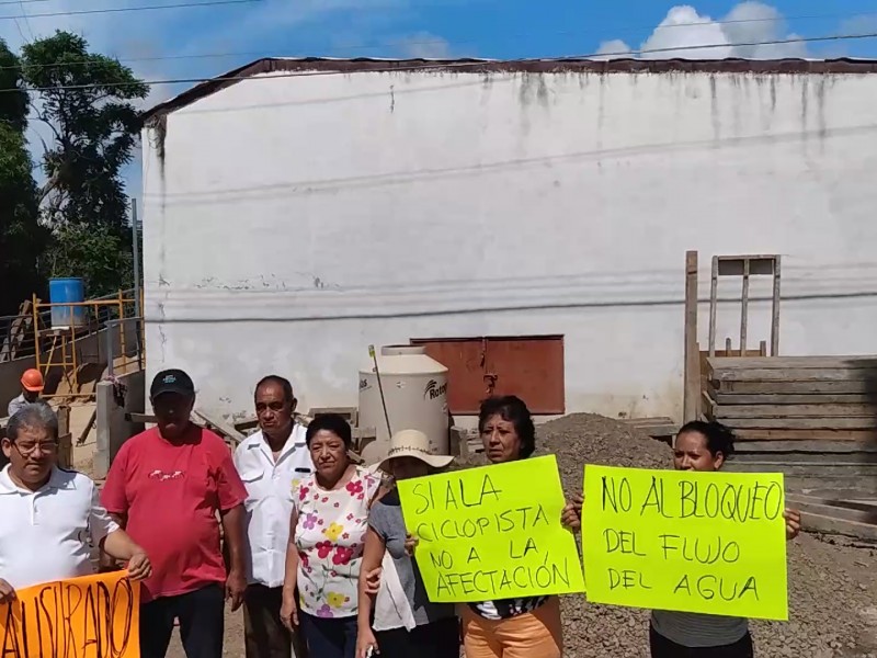 Vecinos de La Parota clausuran simbólicamente la ciclovía