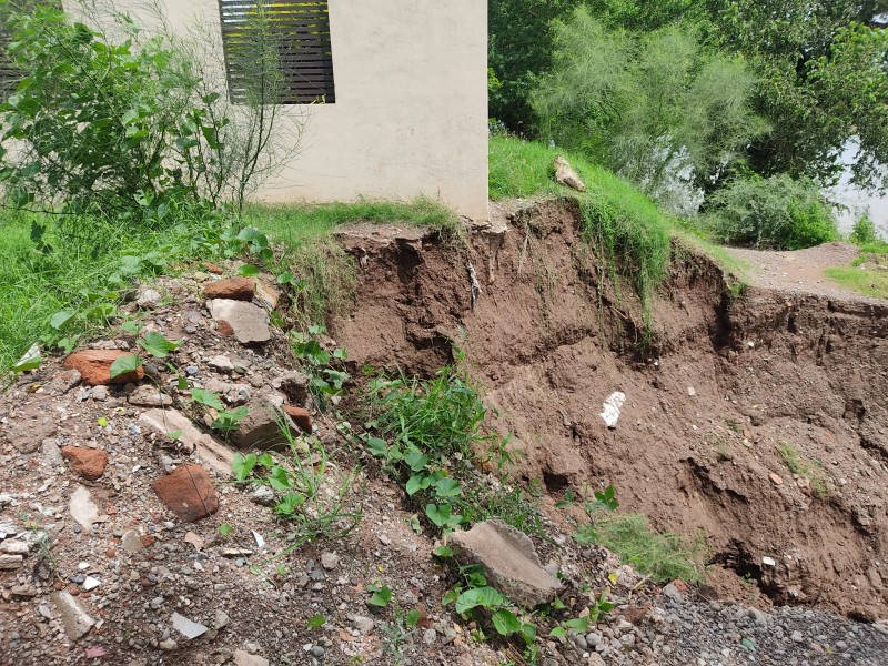Vecinos de la Piedrera en Guasave en riesgo por socavón