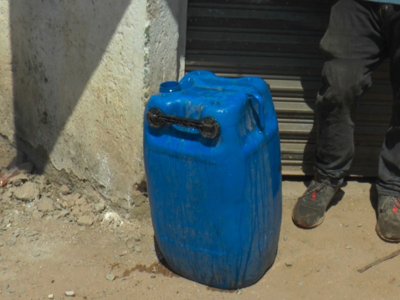 Vecinos de Lomas de Medina sufren desabasto de agua