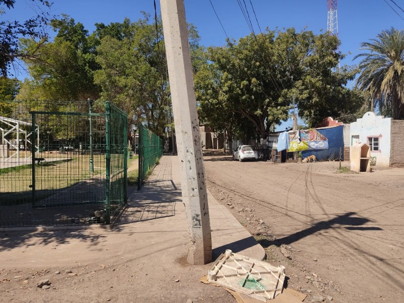 Vecinos de Los Sauces denuncian poste de luz deteriorado