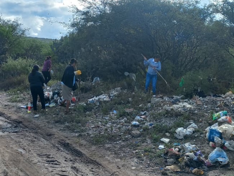 Vecinos de Miahuatlán limpian camino ante la desatención de autoridades