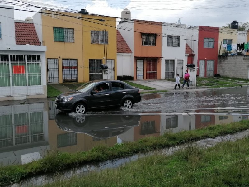 Vecinos de Rancho San Dimas viven entre agua de drenaje