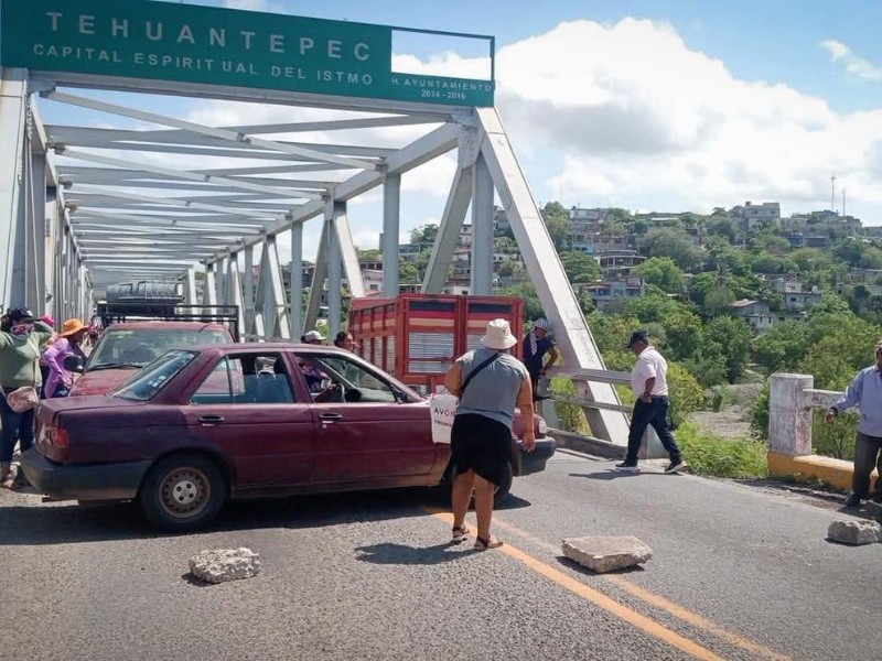 Vecinos de Rincón Moreno vuelven a bloquean puente de fierro en Tehuantepec
