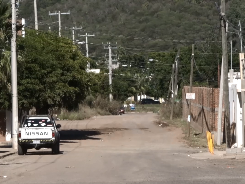 Vecinos de Rincón Real se quejan de baches