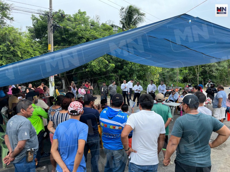 Vecinos de San Antonio mantienen bloqueo