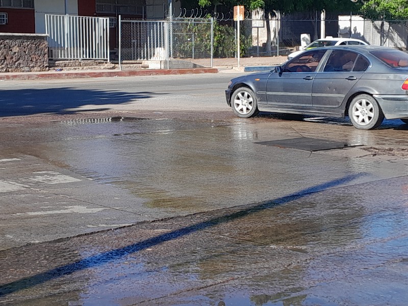 Vecinos de San Vicente denuncian fugas de agua y drenaje sin atención