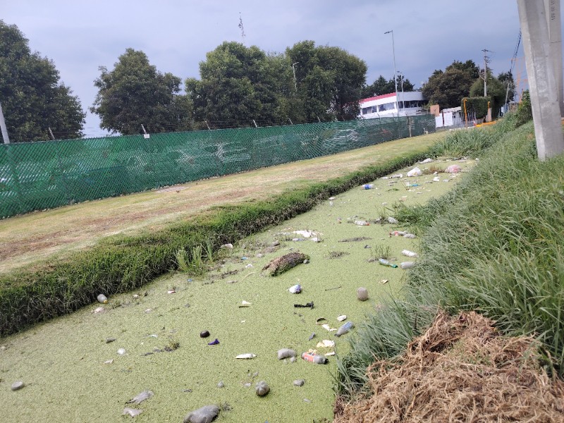 Vecinos de Santa María Totoltepec piden desazolve de canal por residuos