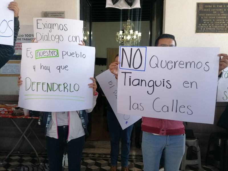 Vecinos de Santiago Tianguistenco toman el Ayuntamiento