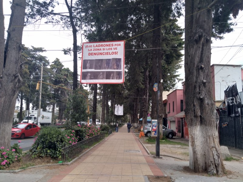 Vecinos de Toluca colocan lonas con rostros de delincuentes