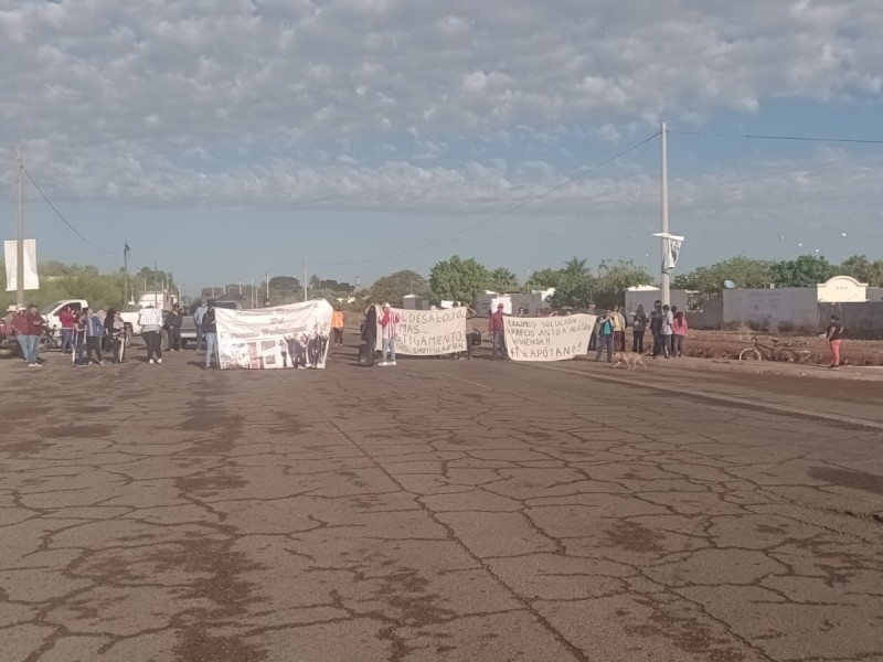 Vecinos de Urbi Villas se manifiestan por presunto desalojo