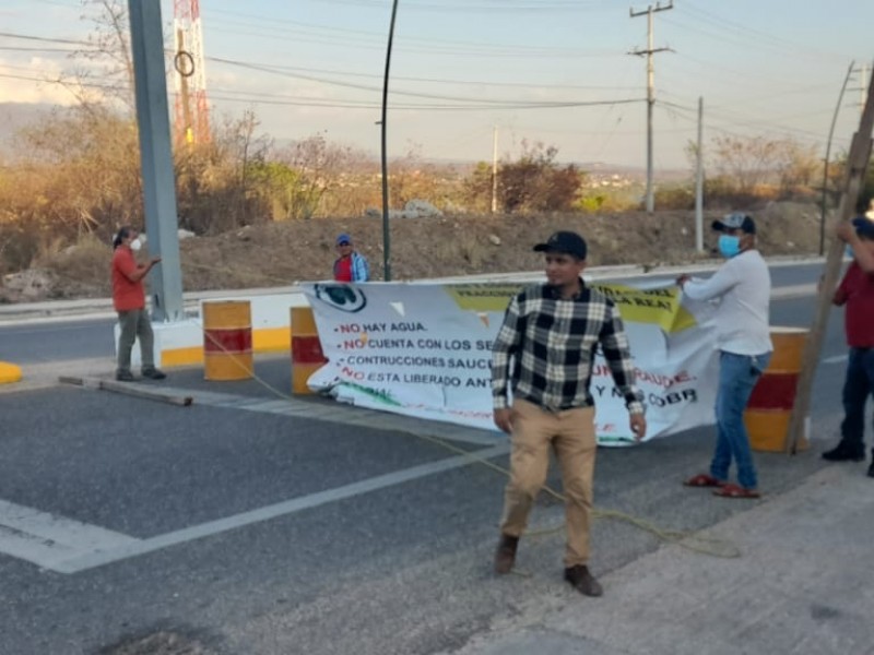 Vecinos de Villareal bloquean carretera al Aeropuerto Albino Corzo