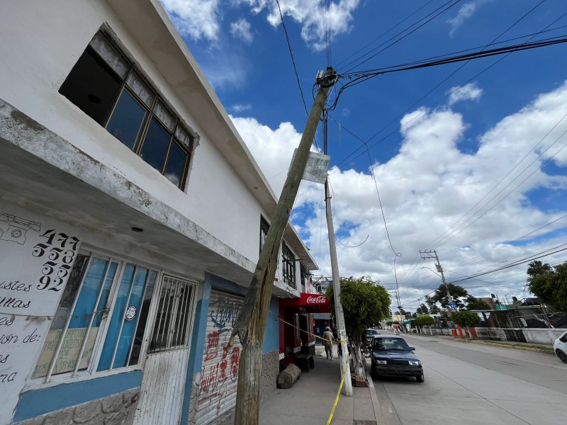 Vecinos de Villas de León denuncian poste a punto de caer