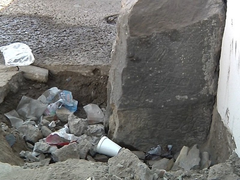 Vecinos de Xonaca encuentran piedra histórica