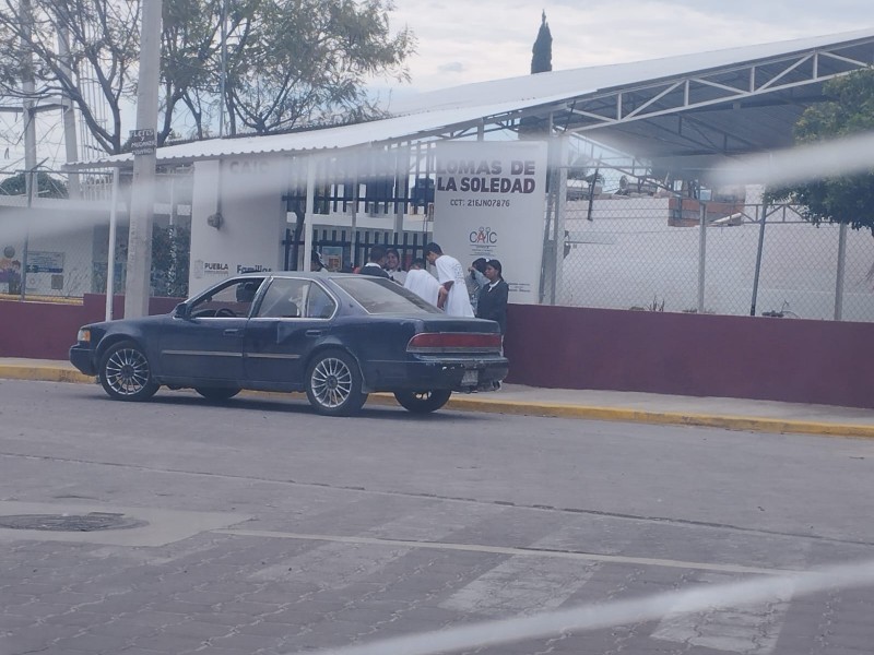 Vecinos del COBAEP denuncian a estudiantes jugando con autos