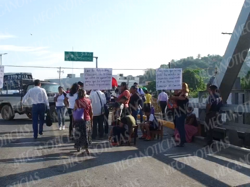 Vecinos del Fraccionamiento Guiengola bloquean puente de fierro