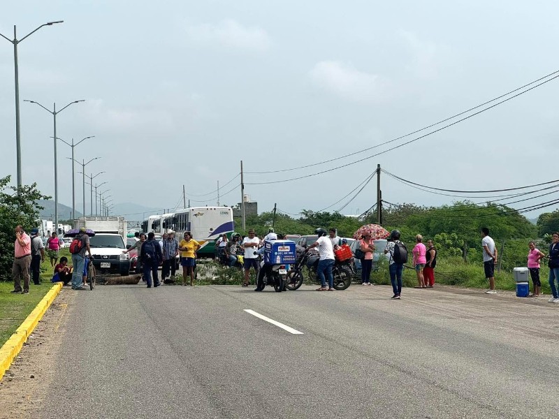 Vecinos del fraccionamiento Guiengola de Tehuantepec, bloquean por falta de energía eléctrica