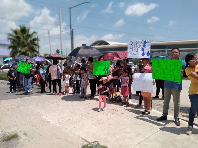 Vecinos del fraccionamiento La Purísima exigen suministro de agua