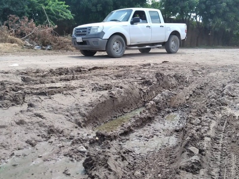 Vecinos del fraccionamiento Santa Fe demandan culminar bulevar Ejido Guasave