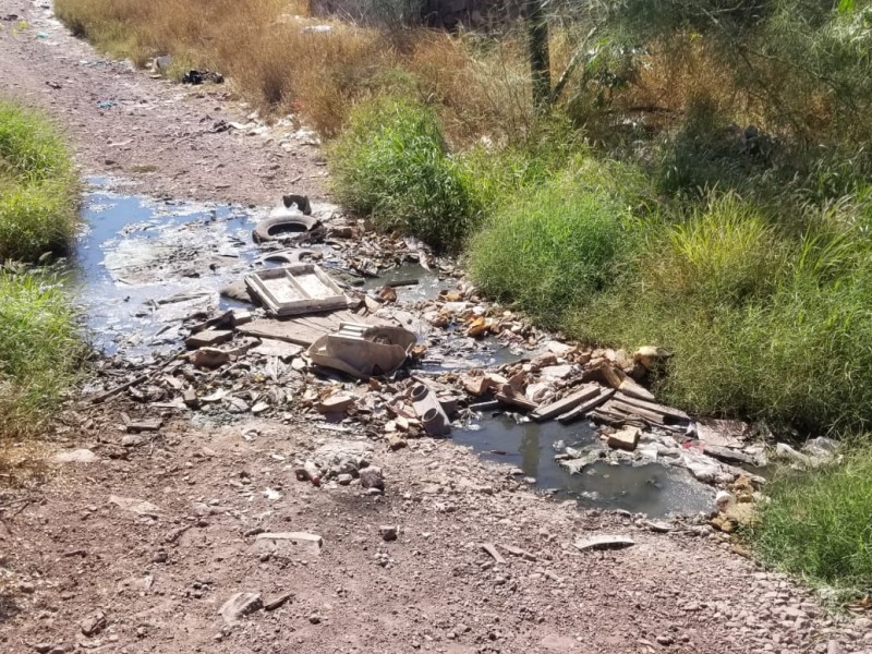 Vecinos del Golfo padecen por derrames de drenaje