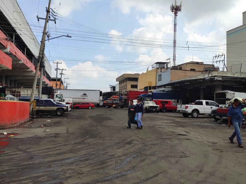 Vecinos del Mercado de Abastos de Guadalajara viven incómodos