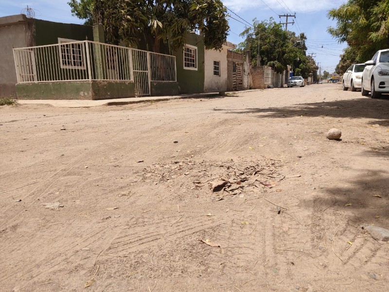 Vecinos del Tecomate demandan atención equitativa del raspado de calles
