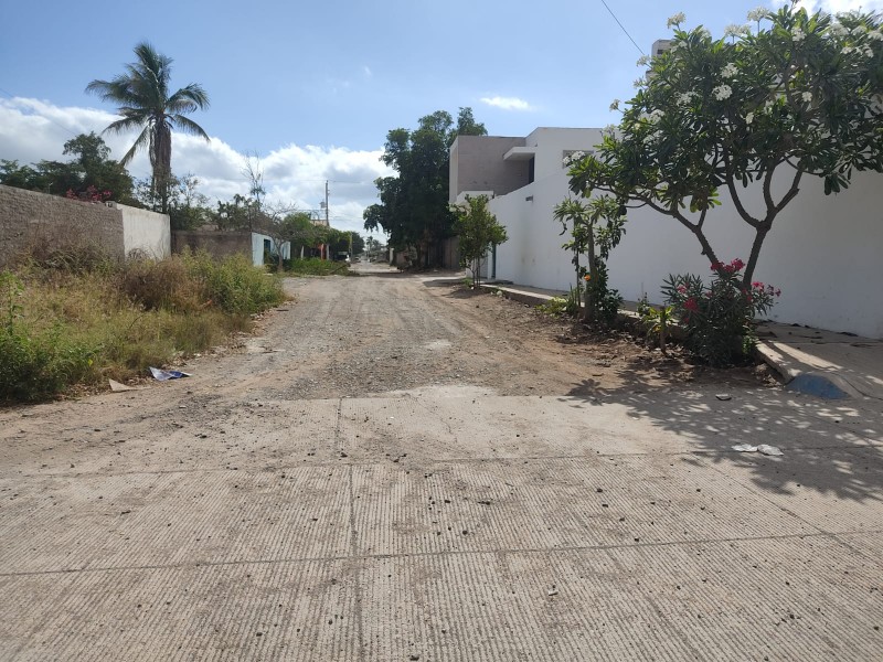 Vecinos demandan culminar pavimentación de la Colonia Lomas del Mar
