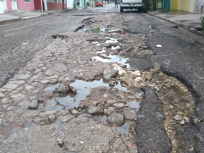 Vecinos demandan pavimentación de su calle