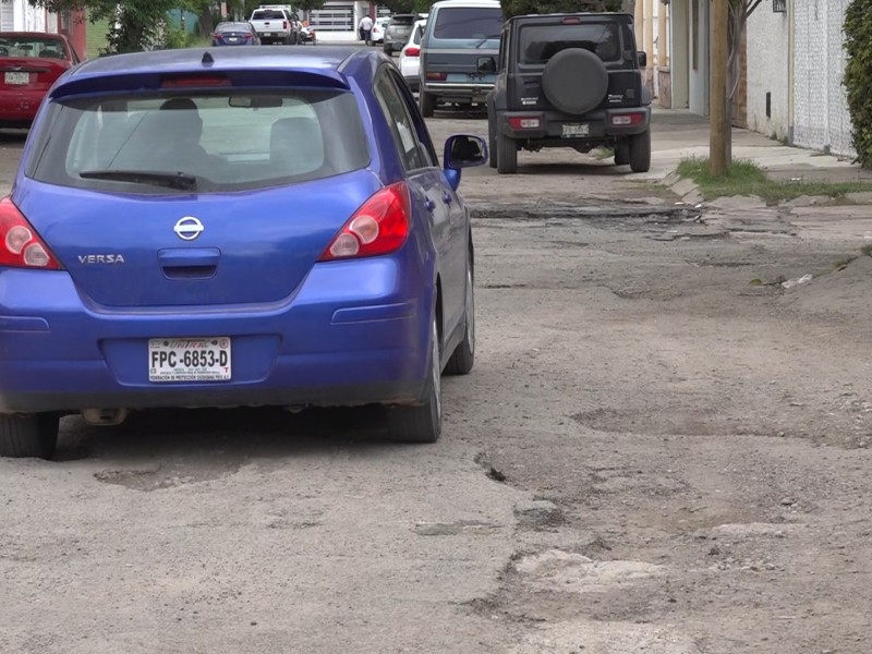 Vecinos denuncian abandono en calle Paseo del Cóndor en colonia Silvestre Revueltas